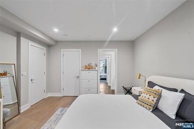 Beautiful, exceptionally bright, & meticulously maintained, this - photo 35