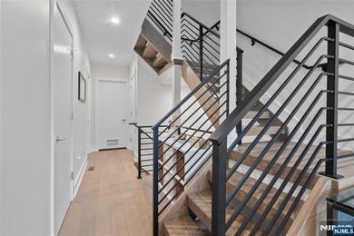 Beautiful, exceptionally bright, & meticulously maintained, this - photo 36