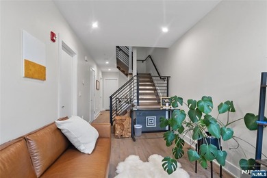 Beautiful, exceptionally bright, & meticulously maintained, this - photo 37
