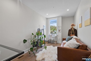 Beautiful, exceptionally bright, & meticulously maintained, this - photo 38