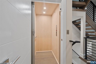 Beautiful, exceptionally bright, & meticulously maintained, this - photo 39