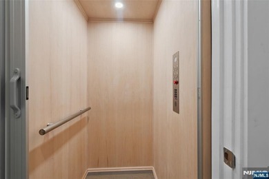 Beautiful, exceptionally bright, & meticulously maintained, this - photo 40