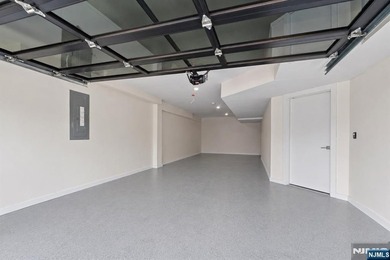 Beautiful, exceptionally bright, & meticulously maintained, this - photo 45