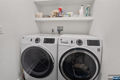 Beautiful, exceptionally bright, & meticulously maintained, this - photo 46
