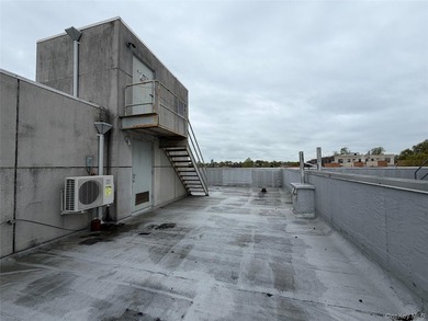 This premier mixed-use elevator building in the heart of - photo 10
