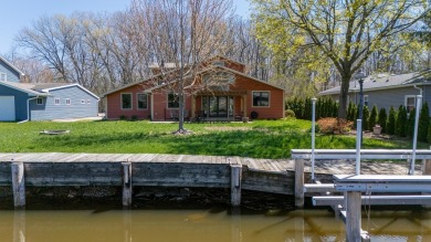 Lake Winneconne Home For Sale in Winneconne Wisconsin
