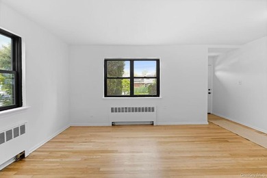 Corner Unit!! Bright and spacious 2-bedroom, 1-bath garden-level - photo 7