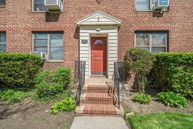 Experience top-floor privacy in this beautifully maintained - photo 1