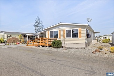 Gorgeous, panoramic mountain views from your living room in this - photo 2
