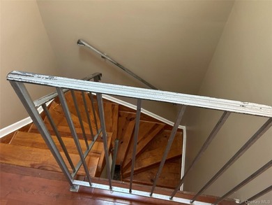 Majestic LEGAL duplex on a tree lined quiet street in Soundview - photo 31