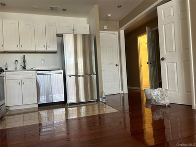 Majestic LEGAL duplex on a tree lined quiet street in Soundview - photo 41