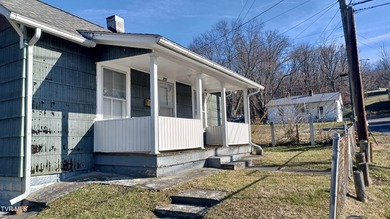 This cozy 2 bedroom, 1 bath cottage in Bristol offers charm