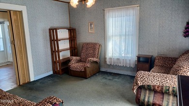 This cozy 2 bedroom, 1 bath cottage in Bristol offers charm