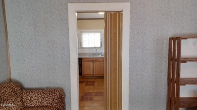 This cozy 2 bedroom, 1 bath cottage in Bristol offers charm