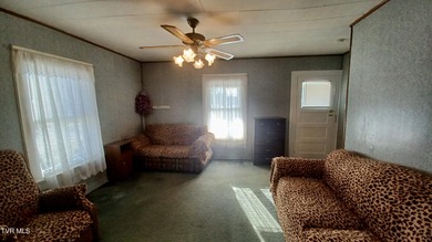 This cozy 2 bedroom, 1 bath cottage in Bristol offers charm