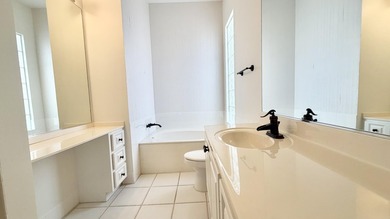 NEW ROOF 2024!! Beautifully maintained 3-bedroom + den, 2-bath - photo 12