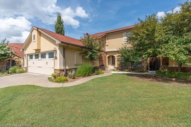This beautiful 3 bedroom 2 bath garden home located in the - photo 2