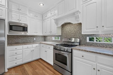 This beautiful 3 bedroom 2 bath garden home located in the - photo 9