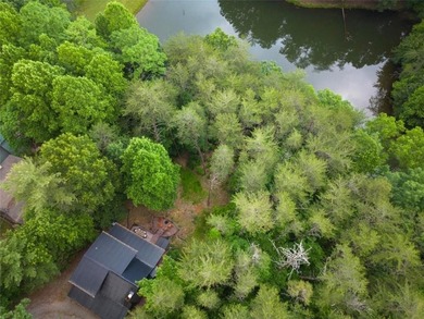 A peaceful lakeside escape awaits in this charming mountain - photo 3