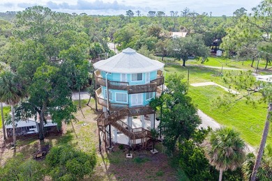 WATERFRONT HOUSE FOR SALE IN Suwannee!! This charming 3-bedroom - photo 4