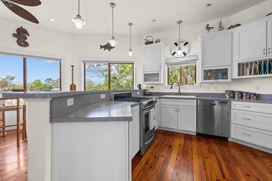 WATERFRONT HOUSE FOR SALE IN Suwannee!! This charming 3-bedroom - photo 6