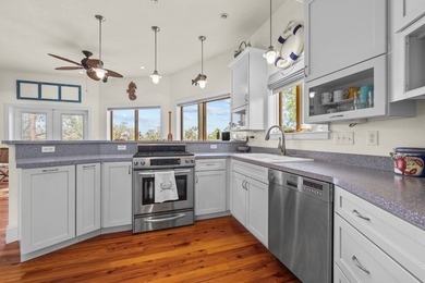 WATERFRONT HOUSE FOR SALE IN Suwannee!! This charming 3-bedroom - photo 7