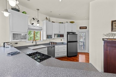 WATERFRONT HOUSE FOR SALE IN Suwannee!! This charming 3-bedroom - photo 9