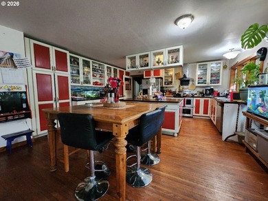 Tucked away among the Trees, this private Country retreat offers - photo 4