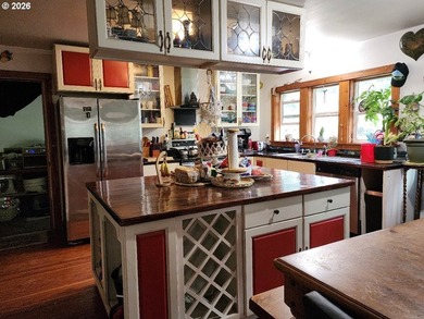 Tucked away among the Trees, this private Country retreat offers - photo 5