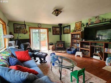 Tucked away among the Trees, this private Country retreat offers - photo 6