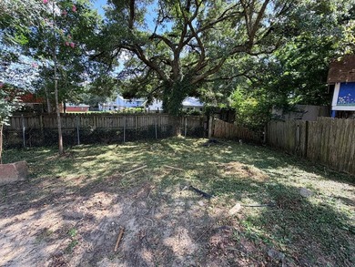 Great Location! BRAND NEW ROOF! Close to schools, shopping, and - photo 17