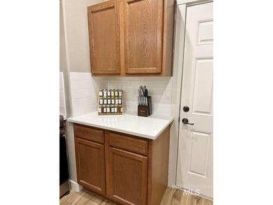 This fully refreshed, fully furnished end-unit townhouse blends - photo 6