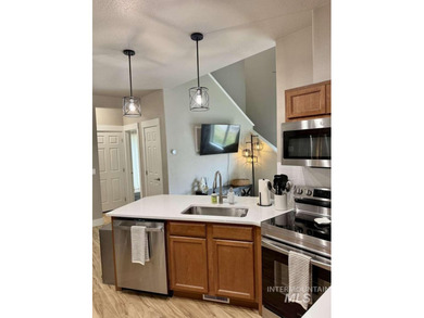 This fully refreshed, fully furnished end-unit townhouse blends - photo 8