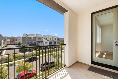 Welcome to this beautifully appointed third-floor, single-level - photo 2