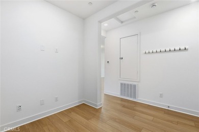 Welcome to this beautifully appointed third-floor, single-level - photo 4