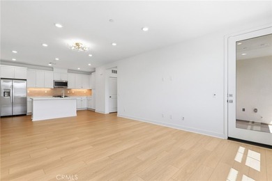 Welcome to this beautifully appointed third-floor, single-level - photo 8