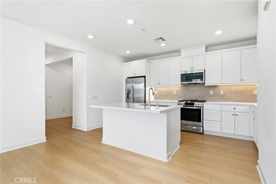 Welcome to this beautifully appointed third-floor, single-level - photo 10