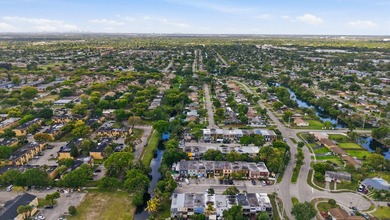Looking for a stunning, maintained residence located in Sunrise? - photo 30