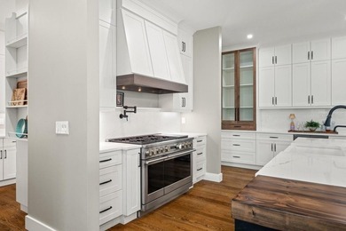 One or more photo(s) has been virtually staged. Custom-built - photo 22