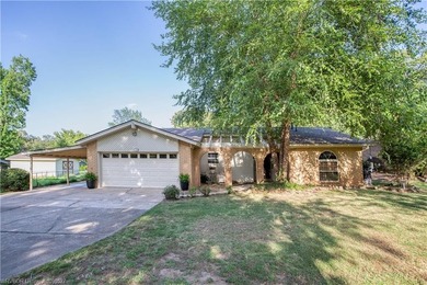 Charming 3 bedroom , 3 bath home with a desirable split floor - photo 2
