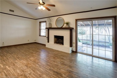 Charming 3 bedroom , 3 bath home with a desirable split floor - photo 5