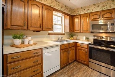 Charming 3 bedroom , 3 bath home with a desirable split floor - photo 8