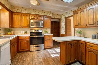 Charming 3 bedroom , 3 bath home with a desirable split floor - photo 9