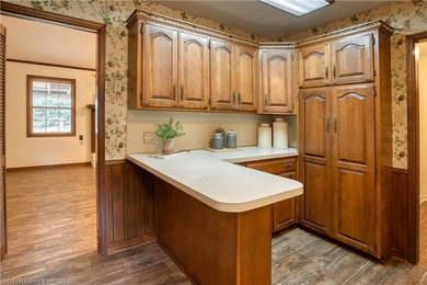 Charming 3 bedroom , 3 bath home with a desirable split floor - photo 10