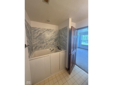 WHISPERING PONDS - This open concept 1,126 square foot duplex