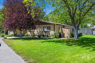Welcome home to this spacious and well-maintained 3-bedroom - photo 1