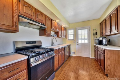 Welcome to 7 Applewood Road located in the Smithtown School - photo 2