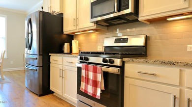Gorgeously upgraded 3-bedroom townhome offering the perfect - photo 12