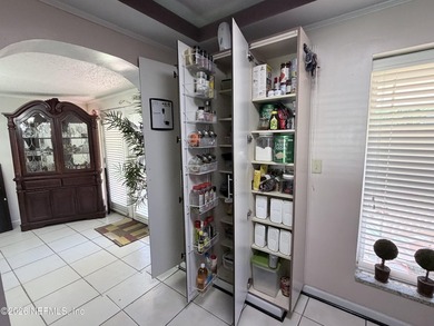 Exceptional opportunity to own a versatile 3-bedroom, 3-bath - photo 14