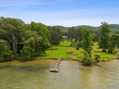 Lake Home For Sale in Guntersville, Alabama